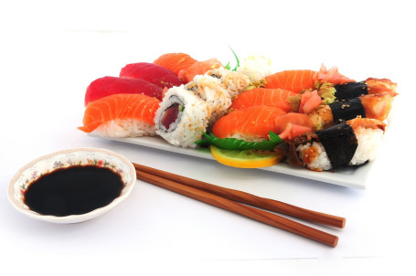 Combinazione Di Sushi E Sashimi