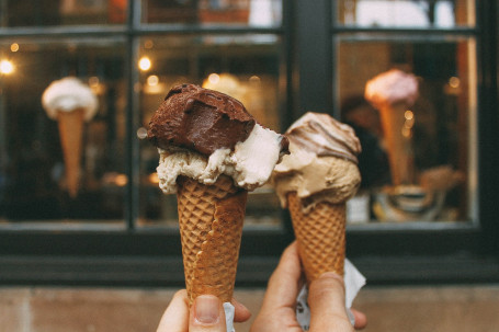 Quarto Di Gelato Alla Menta Con Pezzi Di Cioccolato