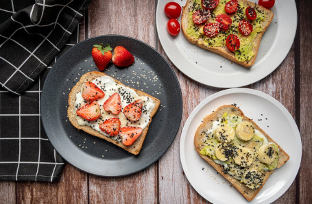 Sandwich Energizzante Per La Colazione Con Avocado, Albume D'uovo E Spinaci