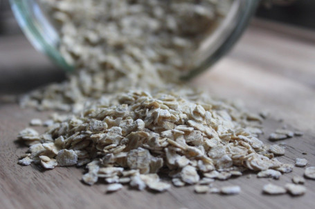 Fiocchi D'avena Tagliati Con Acciaio Con Chips Di Mela E Noci Pecan Tostate