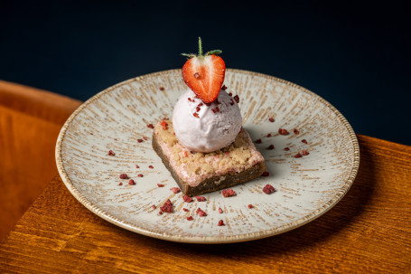 Strawberry Rhubarb Crumble Blondie