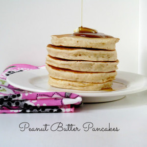 Colazione Con Pancake In Tazza Di Burro Di Arachidi