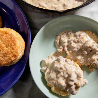 Biscuits N' Gravy Con Pancetta O Salsiccia