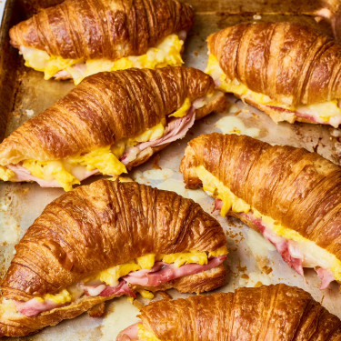 Panino Per La Colazione Con Croissant