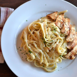 Fettuccine Alfredo Con Pollo Alla Griglia