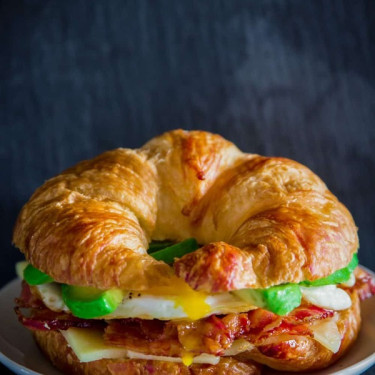 Panino Ai Cornetti Per La Colazione