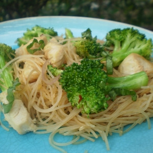 Pollo Allo Zenzero Con Ciotola Di Broccoli