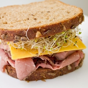 Panino Con Roast Beef E Formaggio