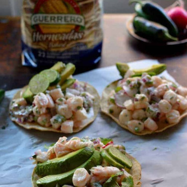 Tostada Di Ceviche Di Gamberetti