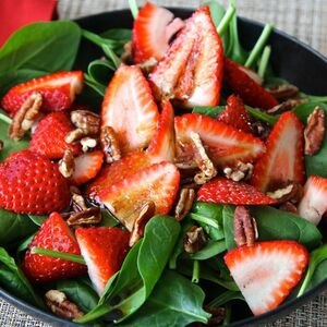 Insalata Di Spinaci E Frutti Di Bosco Di Stagione