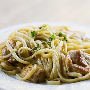 Pasta Con Pollo E Salsa Bianca