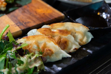 Gyoza With Minced Garlic (4 Pieces)