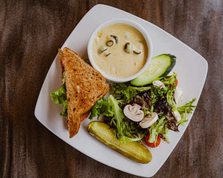 Tazza Di Zuppa Con Mezza Insalata/Patata/Panino