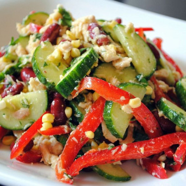 Insalata Di Giardino Con Un Cucchiaio Di Insalata Di Pollo Raccoglitore O Insalata Di Tonno