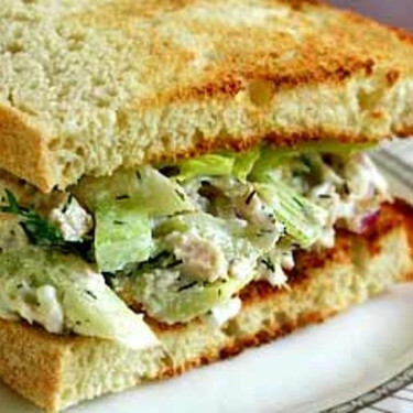 Panino Con Insalata Di Tonno