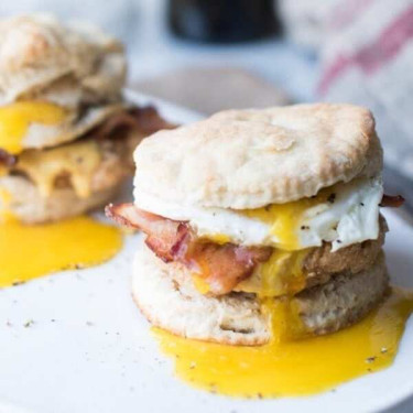 Nuovo Sandwich Di Biscotti Per La Colazione