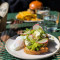 Avocado, Spinaci Con Albume D'uovo Su Bagel Piatto Di Grano Germogliato