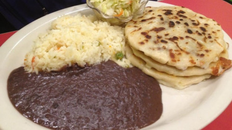 B) 3 Pupusas